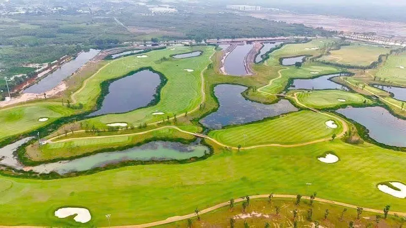 Sân golf nhìn từ trên cao bên hồ nước