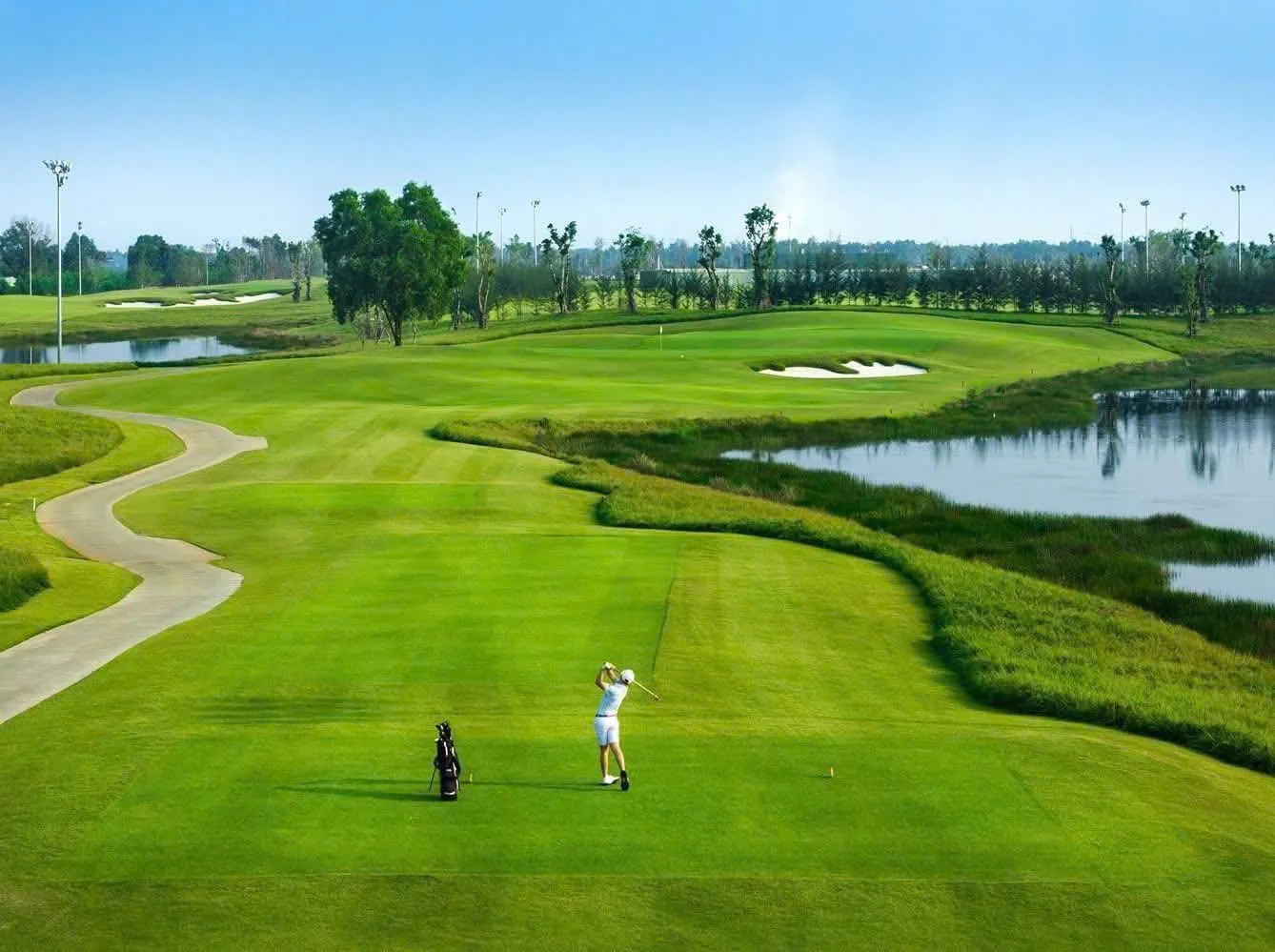 Sân golf với hồ nước và bunker — hình ảnh tham khảo Vinpearl Golf