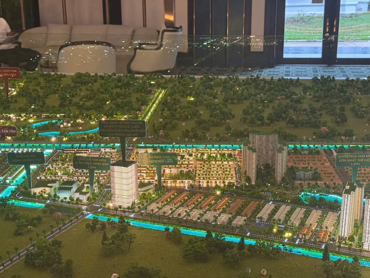 Mô hình sa bàn Vinhomes Saigon Park với hệ kênh và các khu nhà phố lên đèn