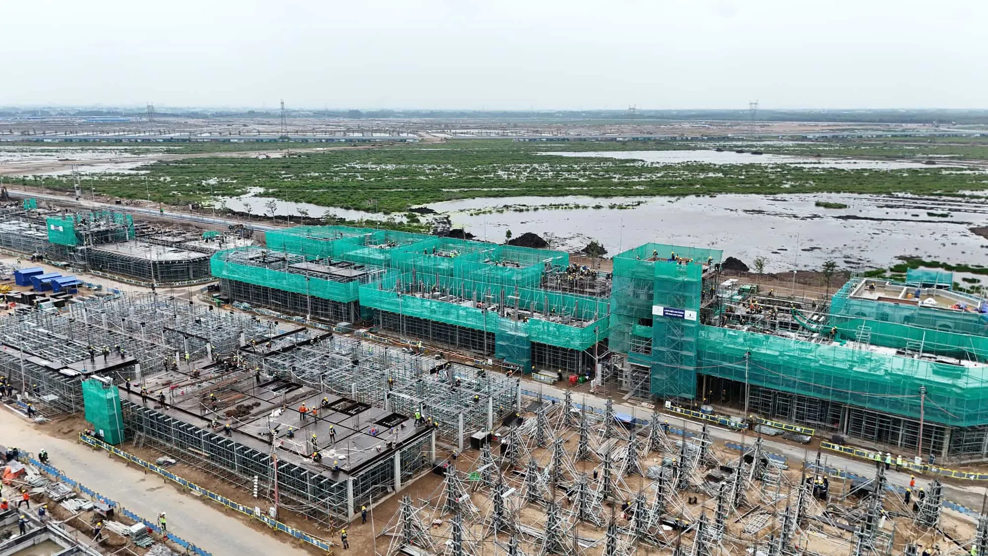 Công trường Vinhomes Saigon Park tháng 9/2026 với phần móng và thân nhà phố
