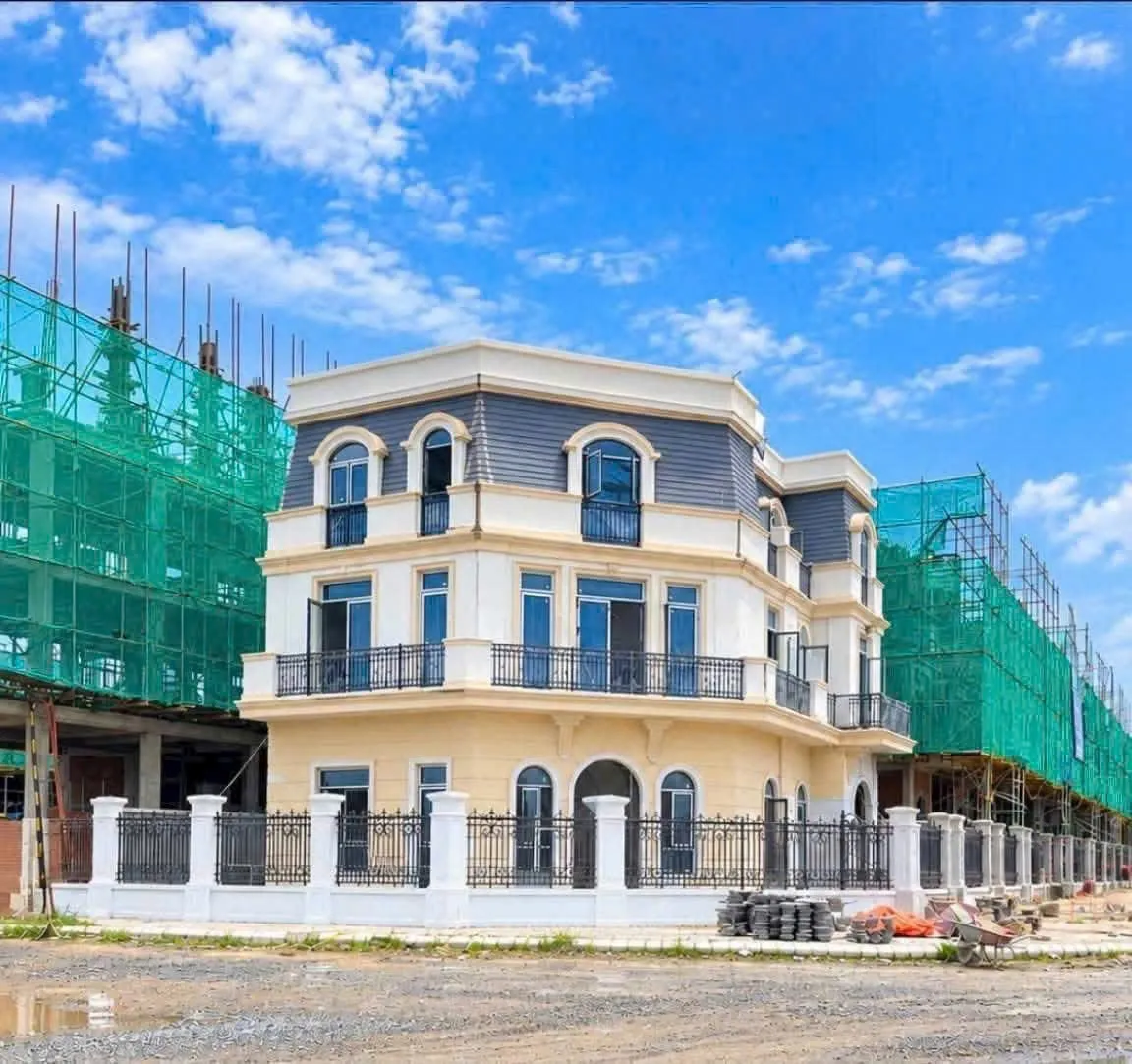Nhà mẫu góc ba tầng màu trắng đã hoàn thiện mặt ngoài tại Vinhomes Saigon Park