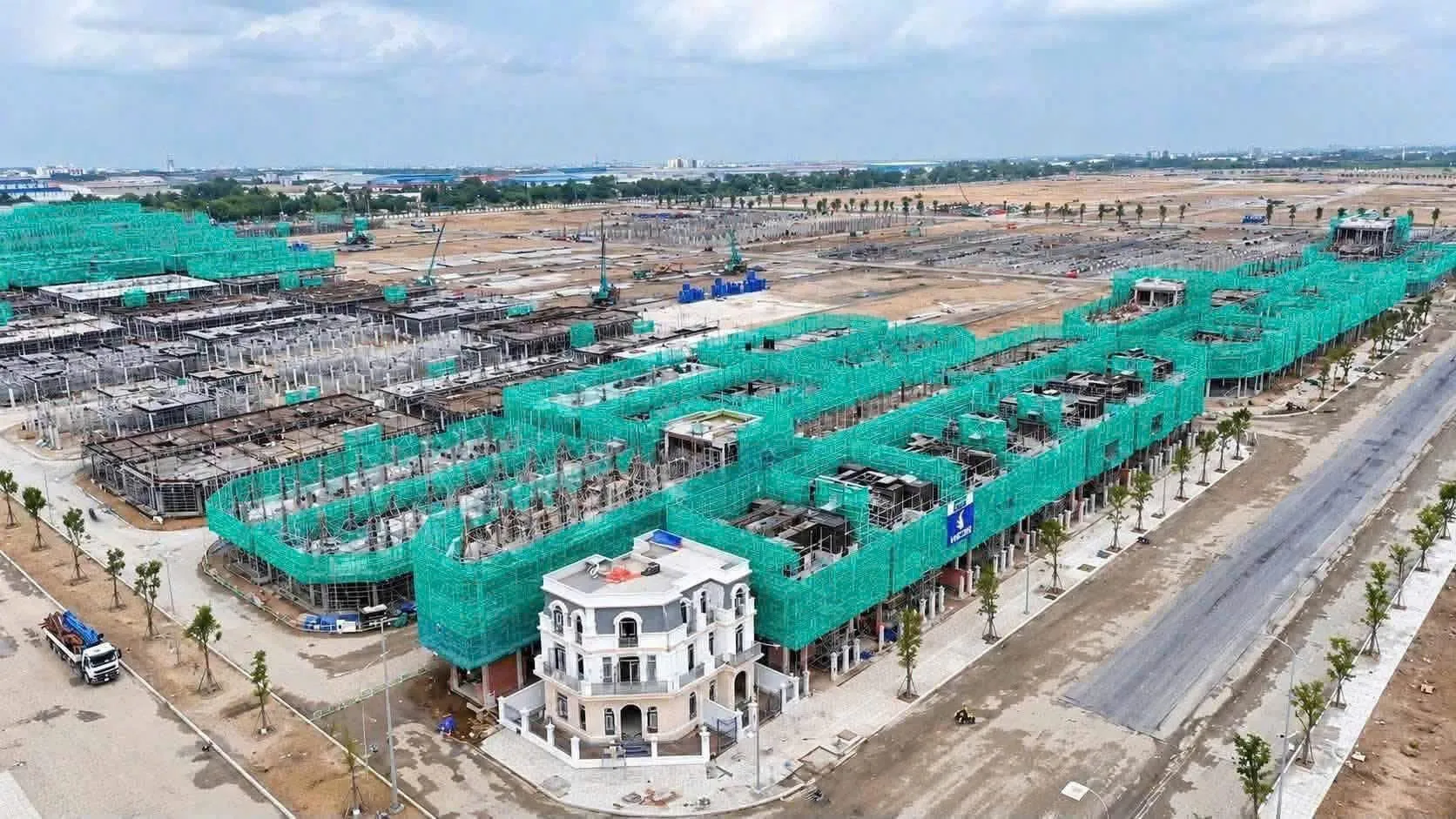 Nhà mẫu và các dãy nhà phố đang xây tại Vinhomes Saigon Park nhìn từ trên cao