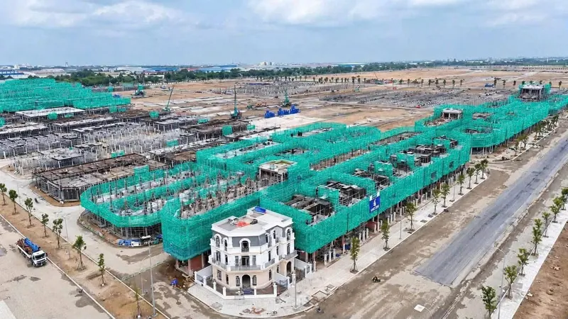 Nhà mẫu và dãy nhà phố đang xây nhìn từ trên cao